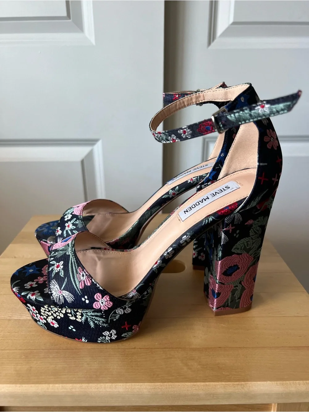 New Steve Madden Floral Embroidered Platform Heel